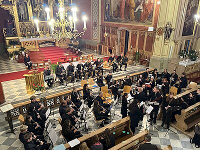 Gesamtansicht Orchester aus der Vogelperspektive.