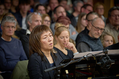 Die Dirigentin spielt Solo Klavier