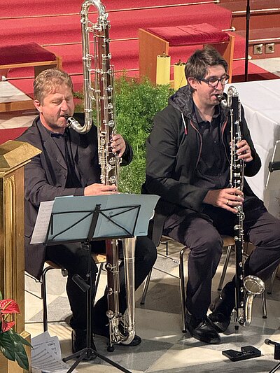 Lehrer mit der Kontrabassklarinette.