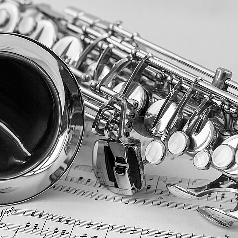 Ausschnitt eines Saxofons auf Notenblatt