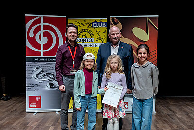 Das Trio Die Prinzessinnen bei der Preisverleihung in Erl mit Offiziellen