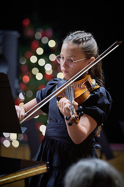 Schülerin spielt Violine