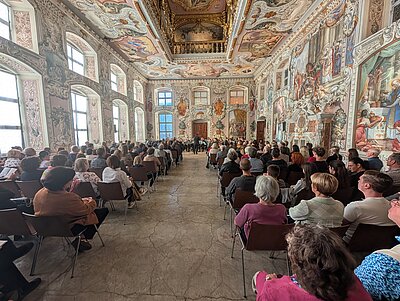 Publikum samt Ensemble.