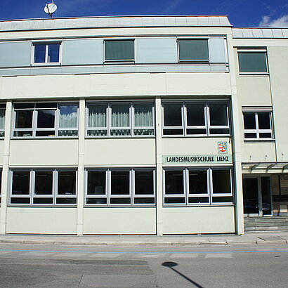 Frontansicht des Musikschulgebäudes der Landesmusikschule Lienzer Talboden