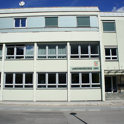 Frontansicht des Musikschulgebäudes der Landesmusikschule Lienzer Talboden