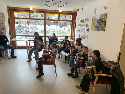 Akkordeonschüler beim Spielen.