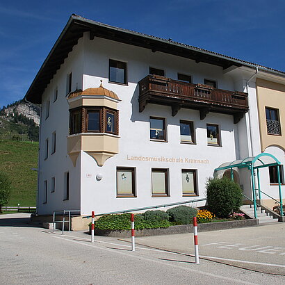 Aussenaufnahme der Landesmusikschule Kramsach im Sommer