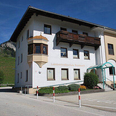 Aussenaufnahme der Landesmusikschule Kramsach im Sommer