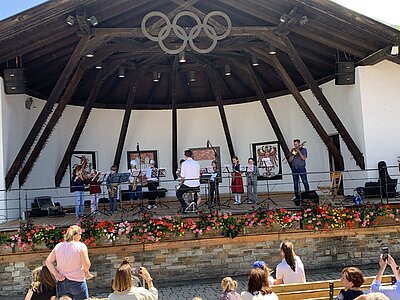 Kinderchor mit Lehrerin