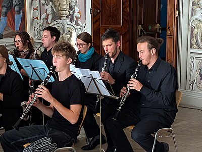 Ensemble von der Seite.