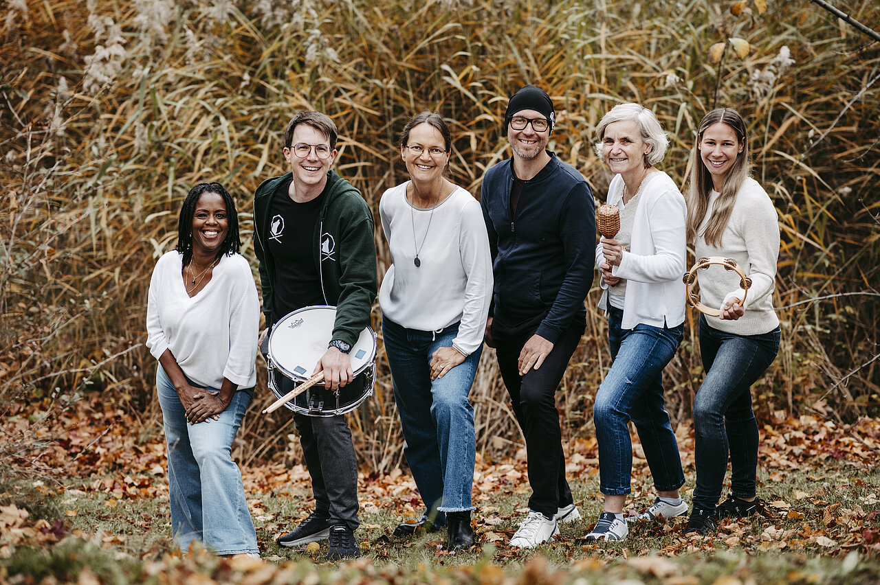 Gruppenfoto der Lehrpersonen Fachgruppe Schlagwerk, MFE, Gesang und Tanz mit Instrumenten