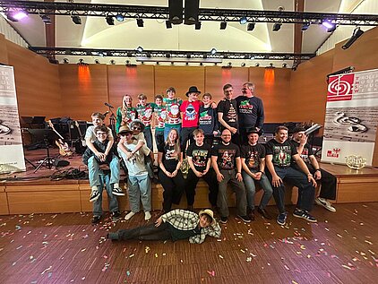 Bild aller Bandmitglieder auf der Bühne im Lina Thyll Saal