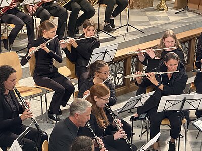 Ensemble von der Seite.