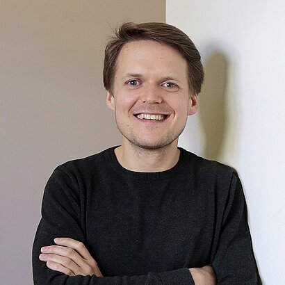 Portrait von Musikschuldirektor Hannes Tipelius mit verschränkten Armen