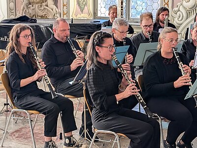 Ensemble von der Seite.