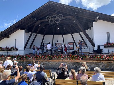 Kinderchor mit Lehrerin
