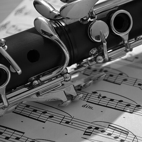 Ausschnitt einer Klarinette auf Notenblatt