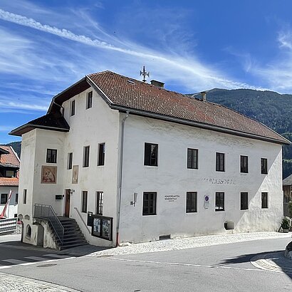 Aussenaufnahme vom Schulgebäude der LMS Pitztal im Sommer