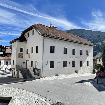 Aussenaufnahme vom Schulgebäude der LMS Pitztal im Sommer