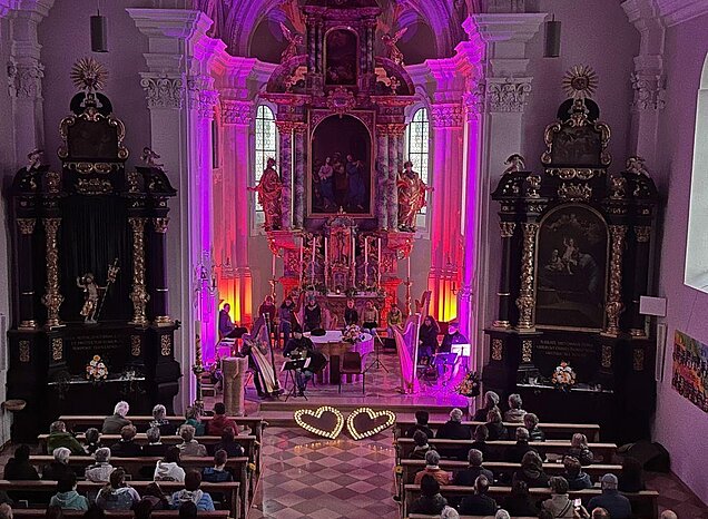 Gesamtbild der Konzertaufstellung in stimmungsvoller Atmosphäre in der Kirche