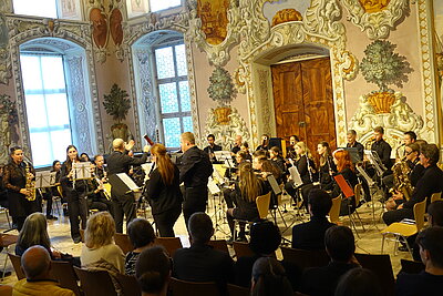 Orchester mit Solisten beim Auftritt.