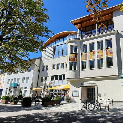 Aussenansicht der LMS Reutte im Sommer