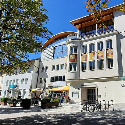 Aussenansicht der LMS Reutte im Sommer