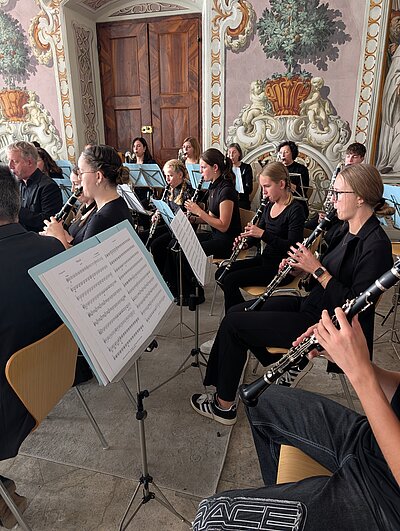 Ensemble von der Seite.