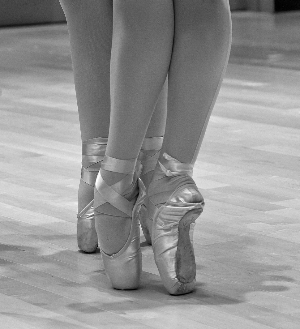 Füße mit Spitzenschuhen Balletttänzerinnen