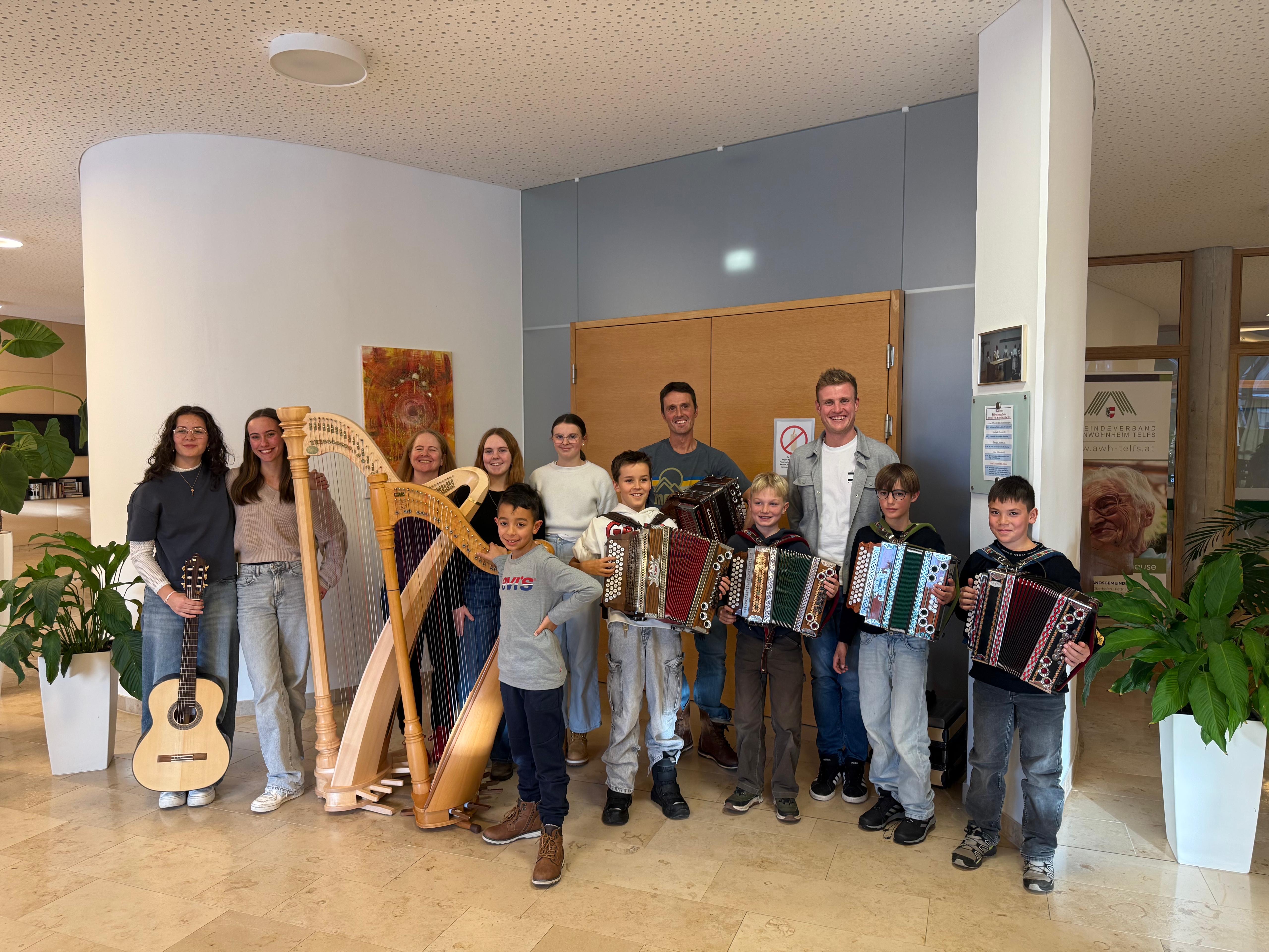 Volksmusikensemble mit Lehrer.