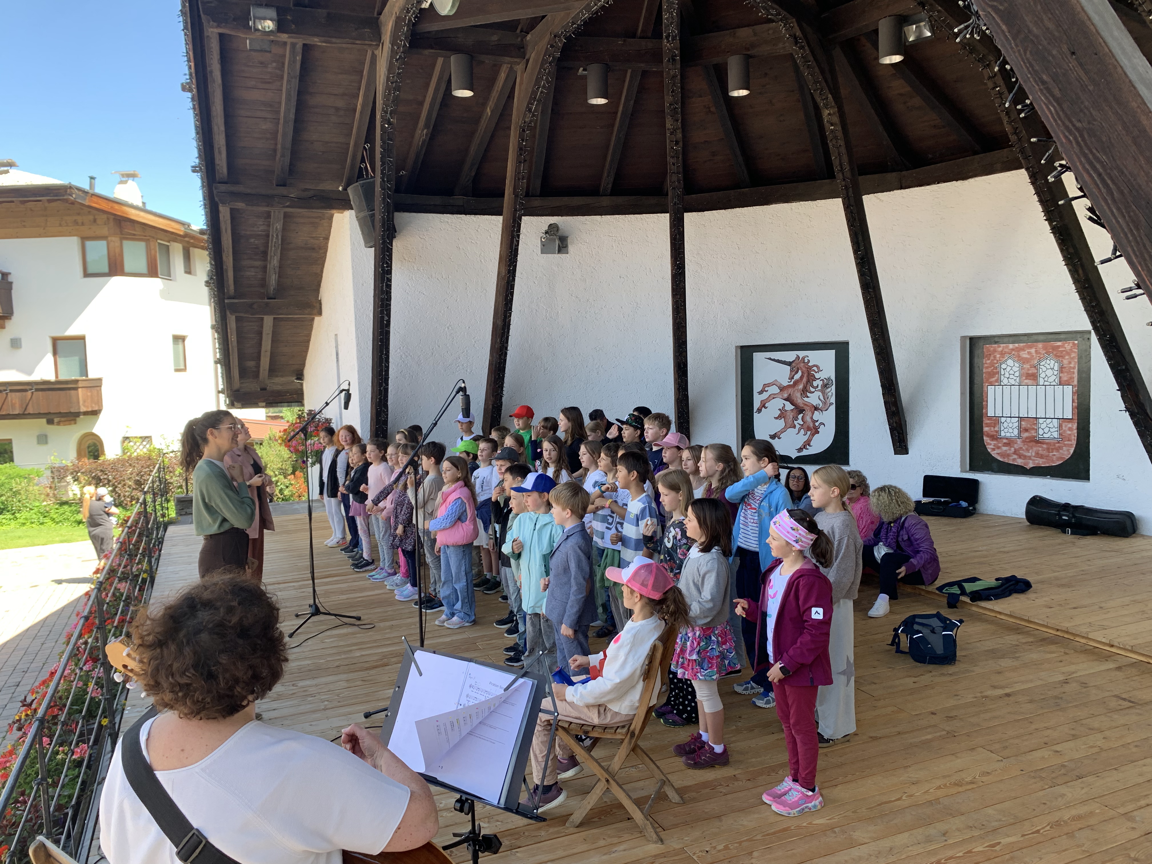 Kinderchor mit Lehrerin