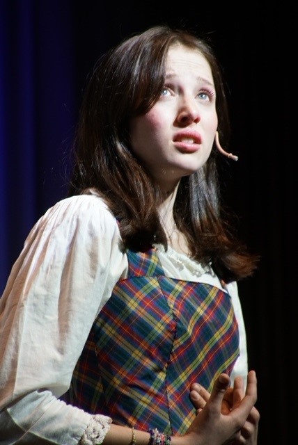 Schauspielendes, junges Mädchen.